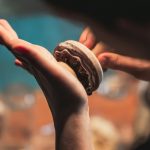 Γλυκές αλχημείες: Από τα παραδοσιακά νηστίσιμα κουλουράκια στο πιο γρήγορο κέικ Red Velvet