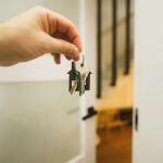 Η Παγκόσμια Κτηματαγορά το 2026: Η Φούσκα που Σκάει στην Ελλάδα και η Εξομάλυνση στις ΗΠΑ